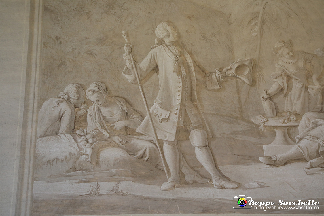 VBS_6613 - Villa Pisani - Stra (Venezia).jpg - SALA DELLA VILLEGGIATURA  Questo ambiente è affrescato da Francesco Simonini (1686 - post 1755) con grandi scene monocrome: i I Ballo campestre e l' Intrattenimento galante in giardino. I busti scultorei, forse di Giacomo Antonio Pasonelli (secc. XVII-XVIII) raffigurano, in senso orario, da sinistra: la Primavera, l'inverno, l'Estate e l'Autunno. 
